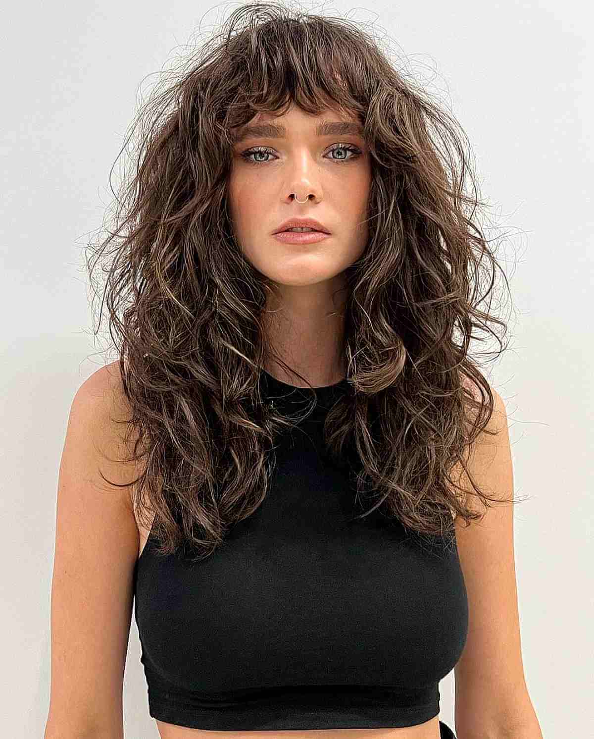 wavy wigs with bangs